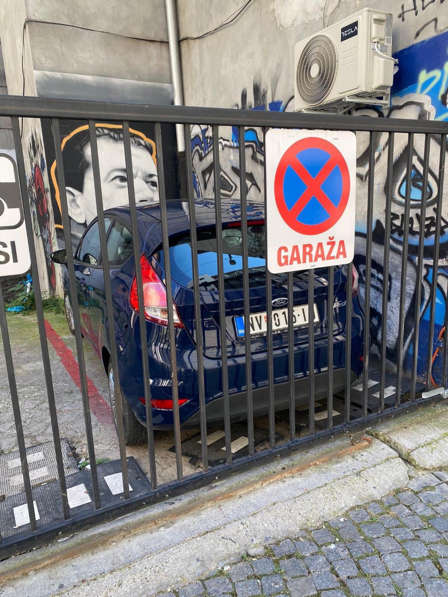 Apartment In Belgrade With Small Parking Space エクステリア 写真